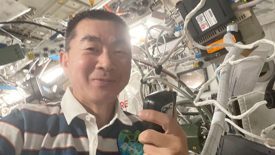 Кимия Юи участвует в сеансе радиолюбительской связи с борта МКС. Фото: space.com