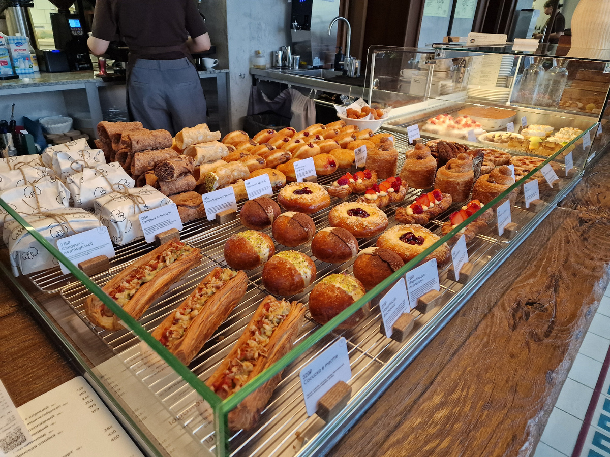 это вот из той самой кафехи фото. Мужу посылала, что там есть такое..Только я сладкое не брала, честно-честно, съела там обычные яйца-"бенедикт".