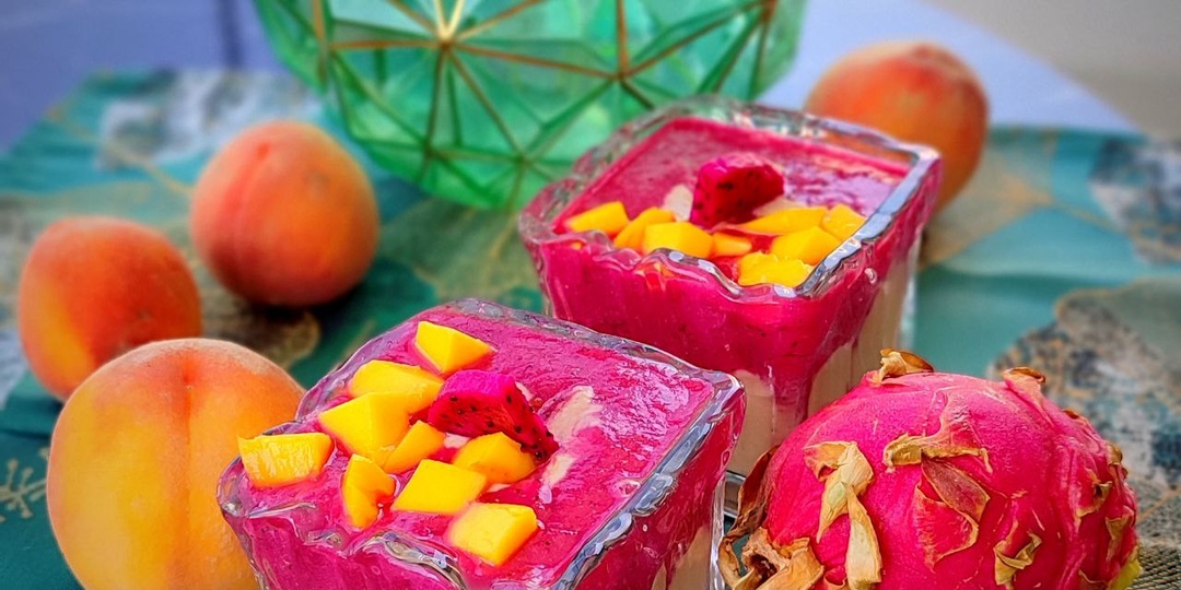 Овсяный смузи с персиками и питахайей.