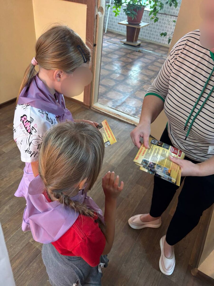 Получили листовки об опасности разведения костов