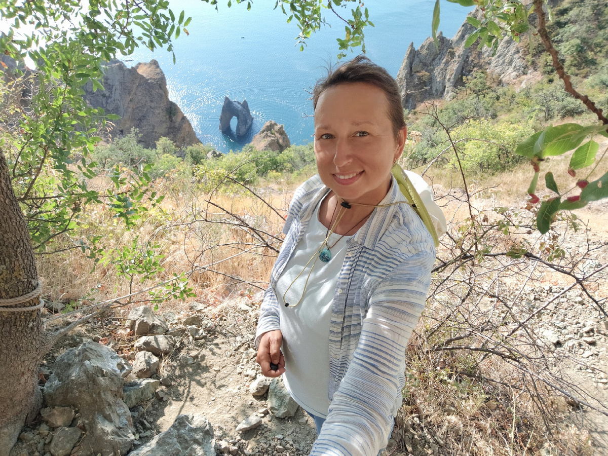 На фоне скалы Золотые ворота в Карадагском заповеднике, Крым