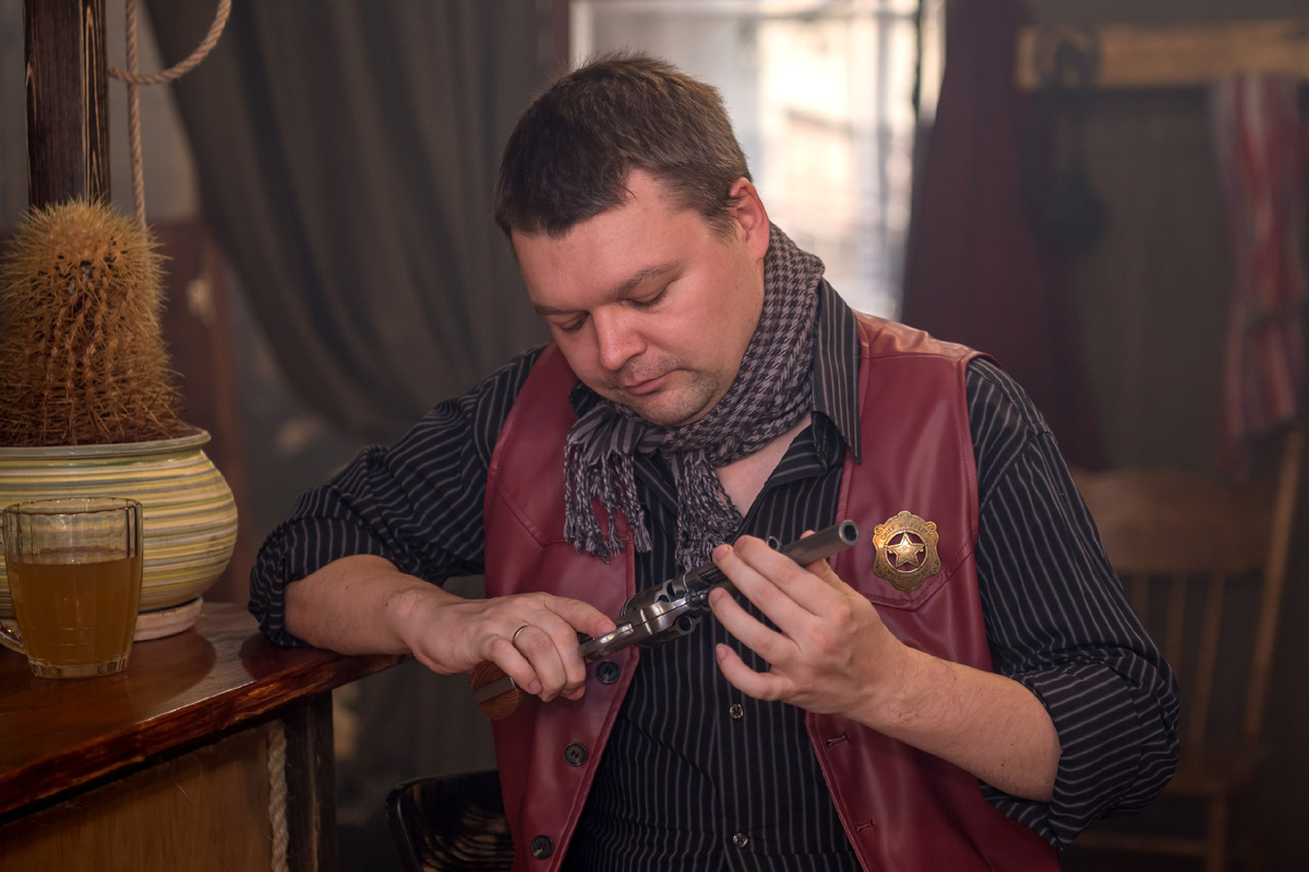 Фотостудия «Дикий Запад». Фото Демьяна Лопатова. В роли брутала-женатика реальный женатик.