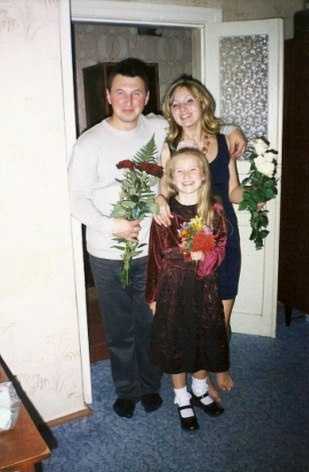 Фотография Сони(в детстве) с матерью и отчимом