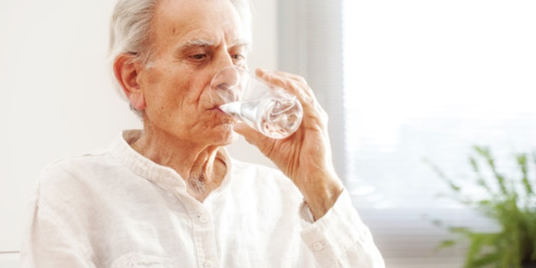 Стакан воды утром — не волшебный эликсир, а тихий разрушитель после 50, запускающий тошноту, давление и отеки