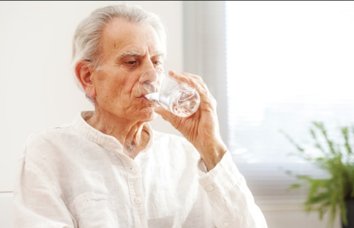 Звучит парадоксально: как вода может вредить? Но организм после 50 работает совсем не так, как в 25. То, что помогало когда-то, со временем начинает ломать систему. Давайте разберёмся вместе.