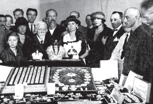 Осмотр драгоценностей Российской Короны в помещении Гохрана, 1923 г.