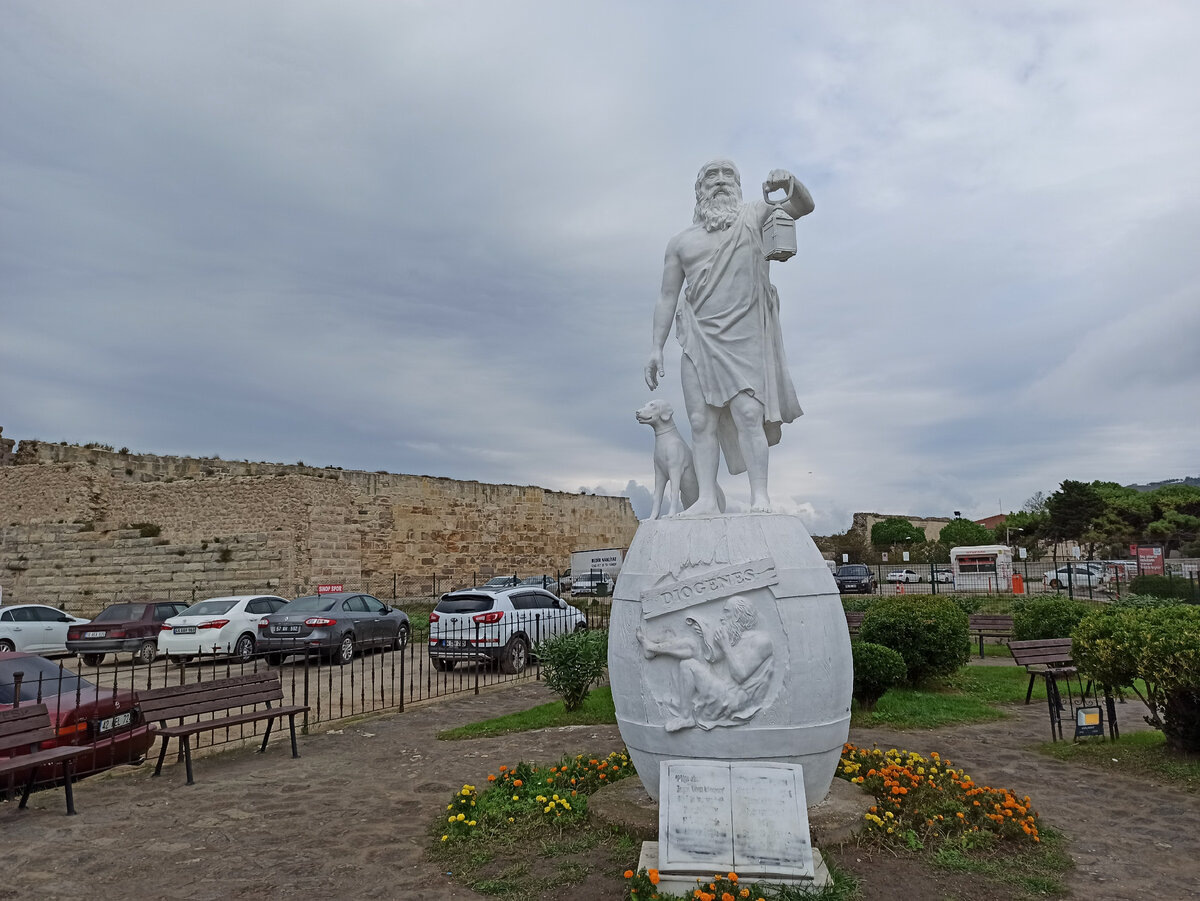 Памятник Диогену в городе Синоп