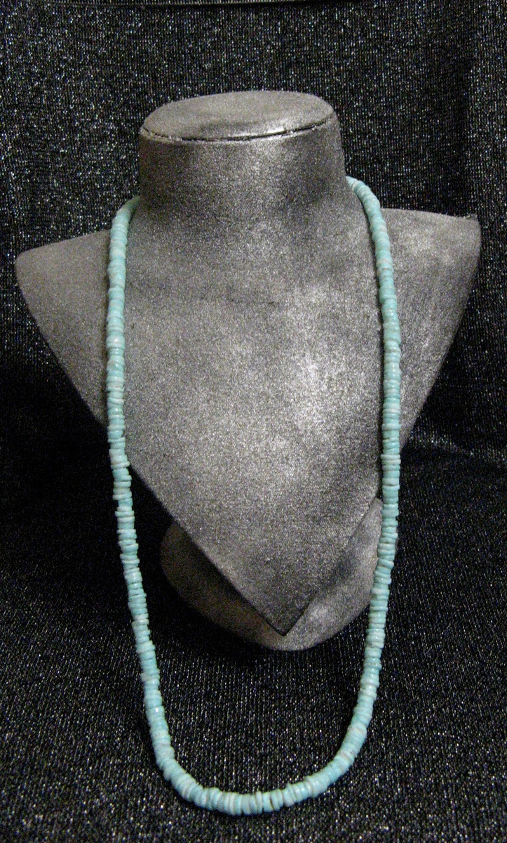 Бусы из голубого перламутра