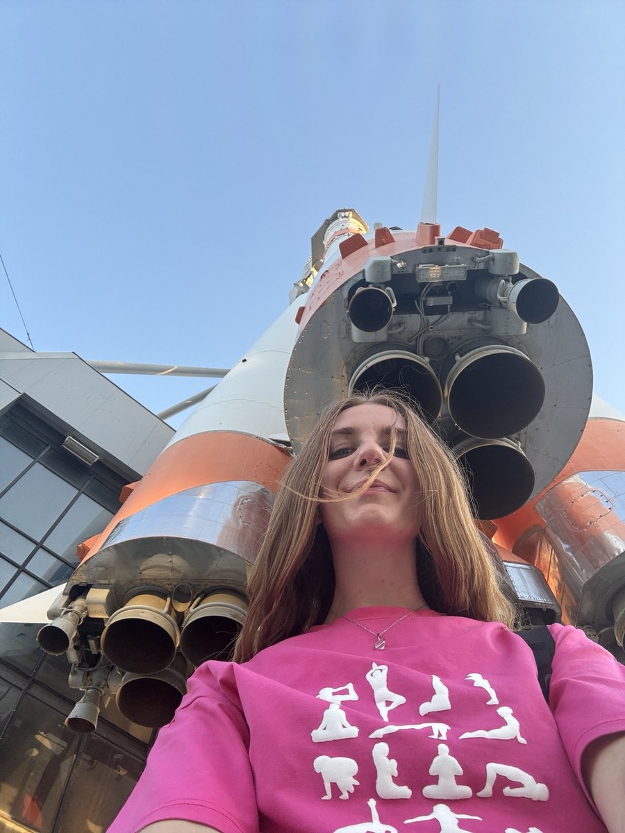 P.S. Я запечатлЕла себя с настоящей ракетой 😍, представляете? Такие изготавливаются на самарском заводе и летают в космос 🚀
Вау!