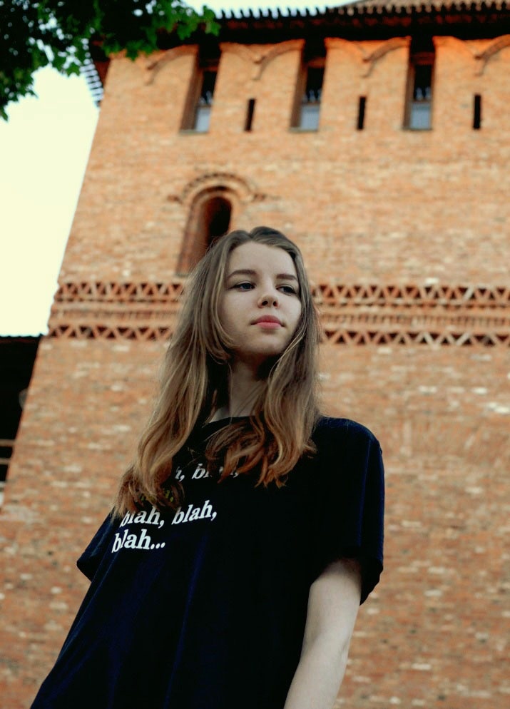 На фоне Новгородского Кремля