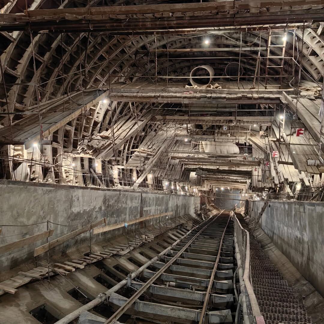 📷 1.1: Наклонный ход — здесь будут установлены эскалаторы.