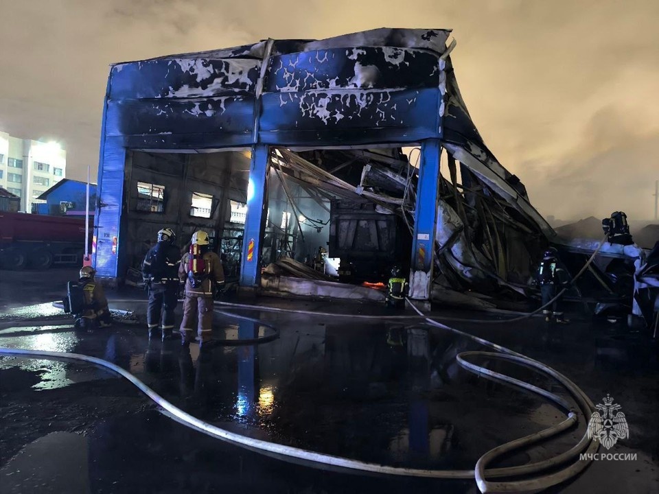    Автосервис сгорел полностью. Фото: t.me/mchspetersburg