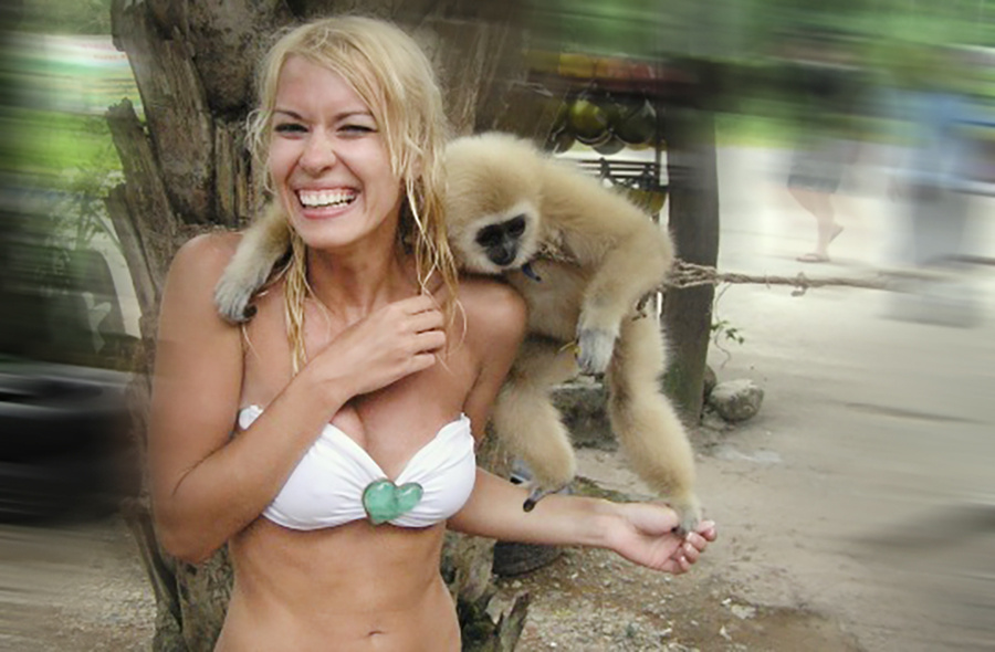 Объятия с гиббоном