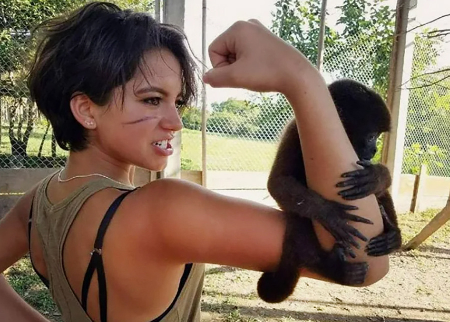 Девушка с мартышкой