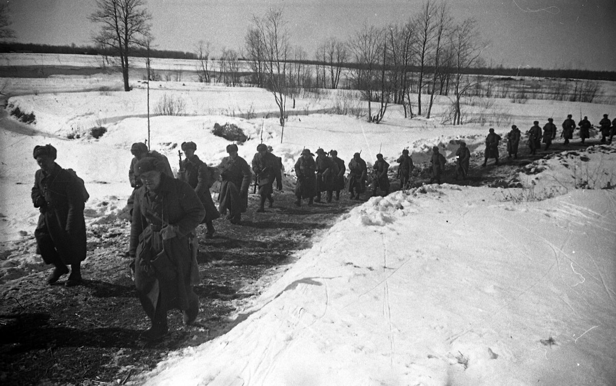 Бойцы Калининского фронта выдвигаются на передовые позиции. 1942 Автор  Георгий Хомзор. Ист. https://waralbum.ru/395358/?utm_medium=organic&utm_source=yandexsmartcamera