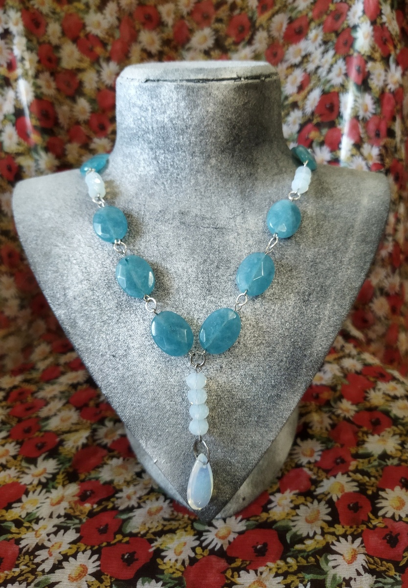 Аквамариновые бусы.