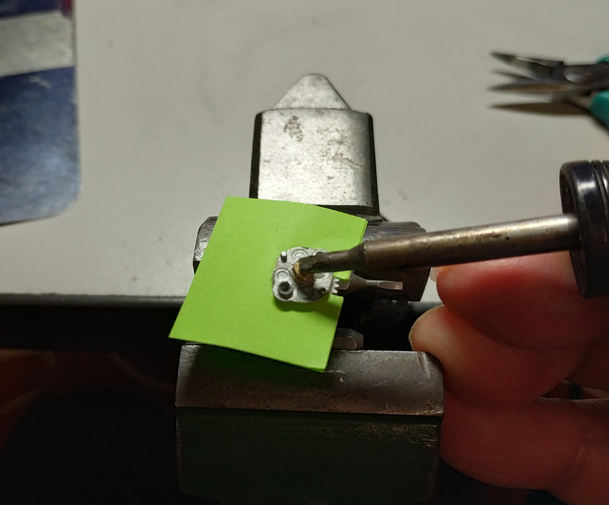 Перед разборкой нужно прогреть гайку.