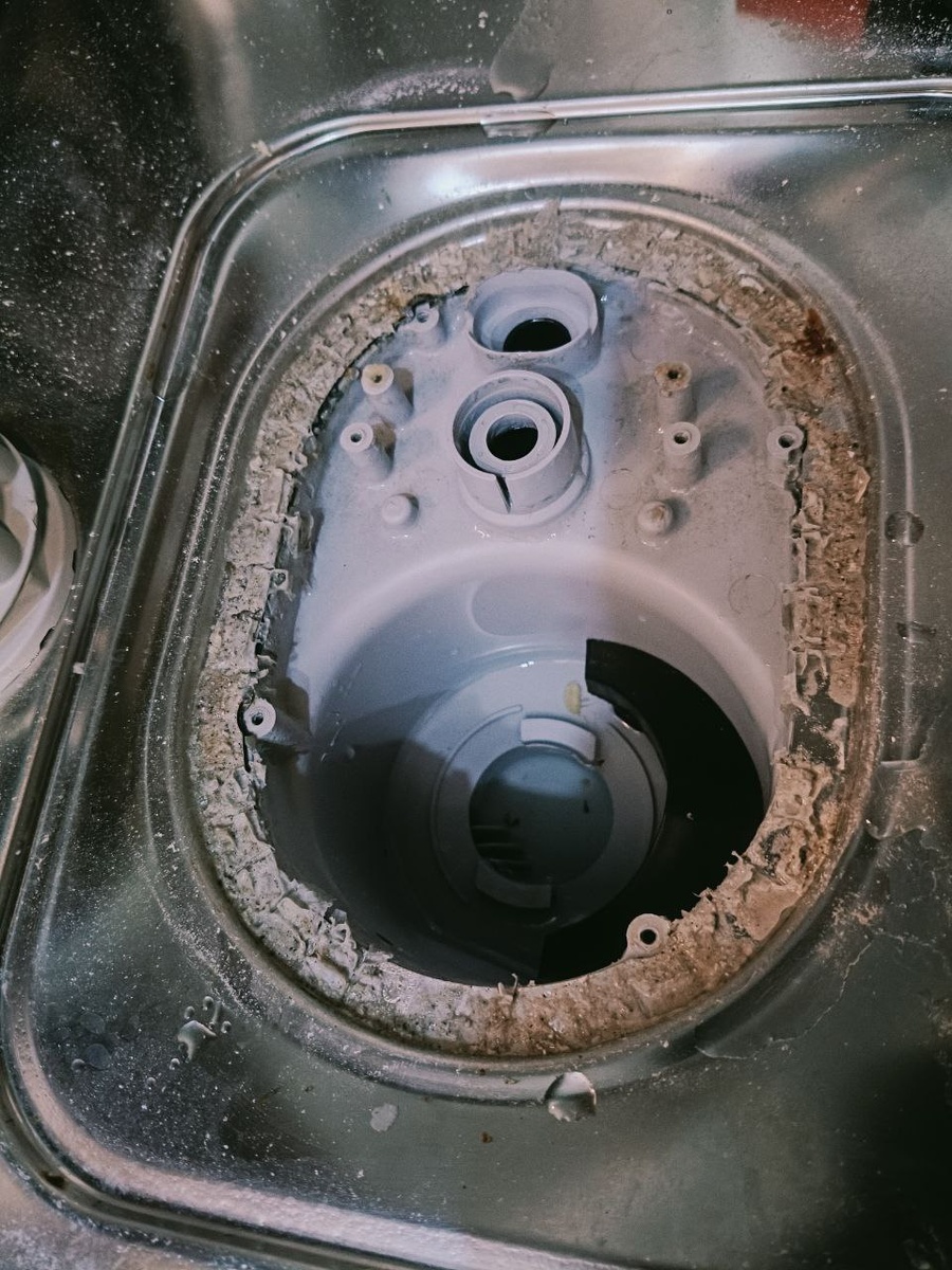 Самое большое количество грязи - под ободком крепления чаши насоса