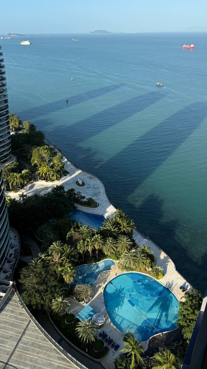 На самом острове заведений нет, но за его пределами в шаговой доступности — рестораны и магазины.