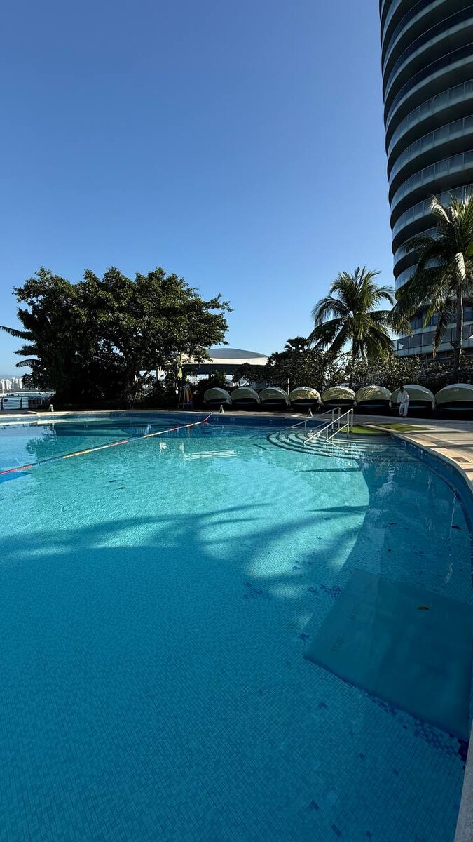 Есть доступ к набережной с качелями и возможностью полётов на вертолёте.