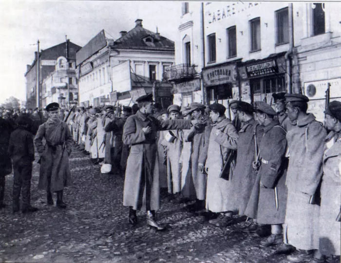 Продотряд готовится к отправке за хлебом в деревню