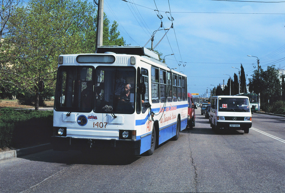 Троллейбус ЮМЗ-Т2 на Проспекте Октябрьской Революции в Севастополе (2001)