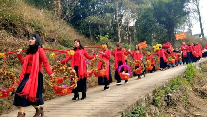 Все с задорными красными коромыслами, чтобы больше унести