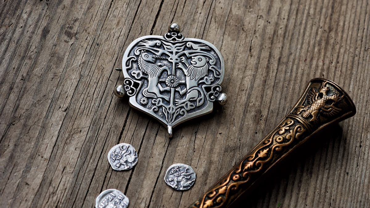 Брошь со львом и единорогом. Реконструкция LOM. Россия, конец XVII — начало XVIII века.