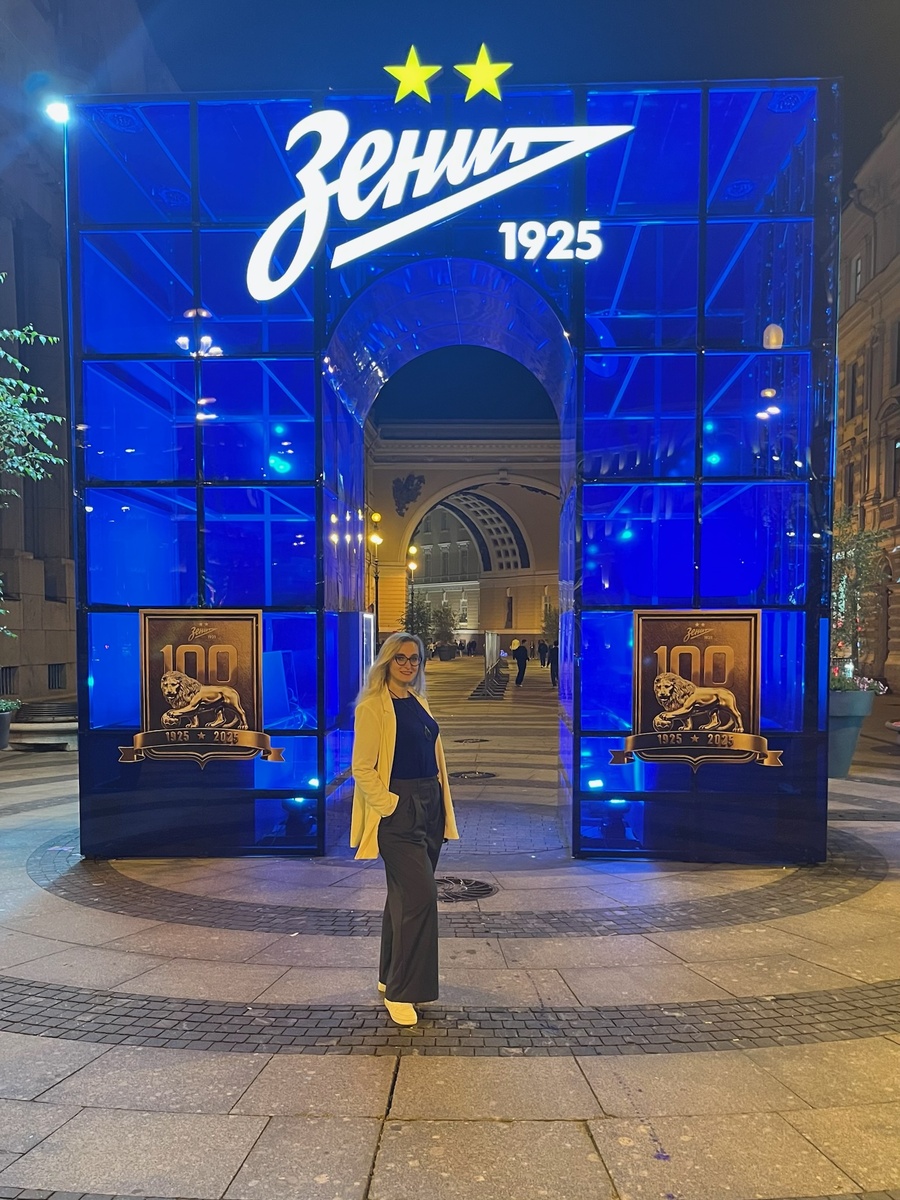 Автор около арт-обёекта "Сине-бело-голубая ночь" на Большой Морской улице. Фото автора.