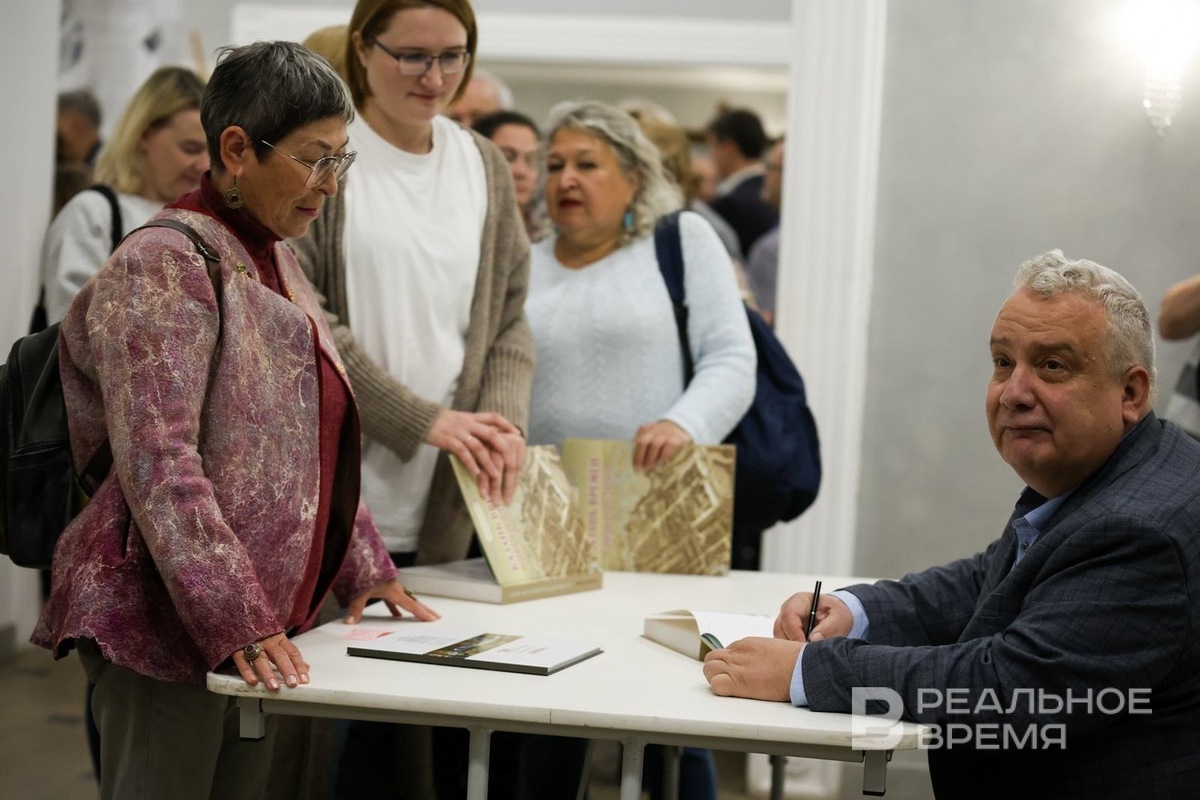    Автографы Клочков начал ставить еще до лекции. Артем Дергунов / realnoevremya.ru