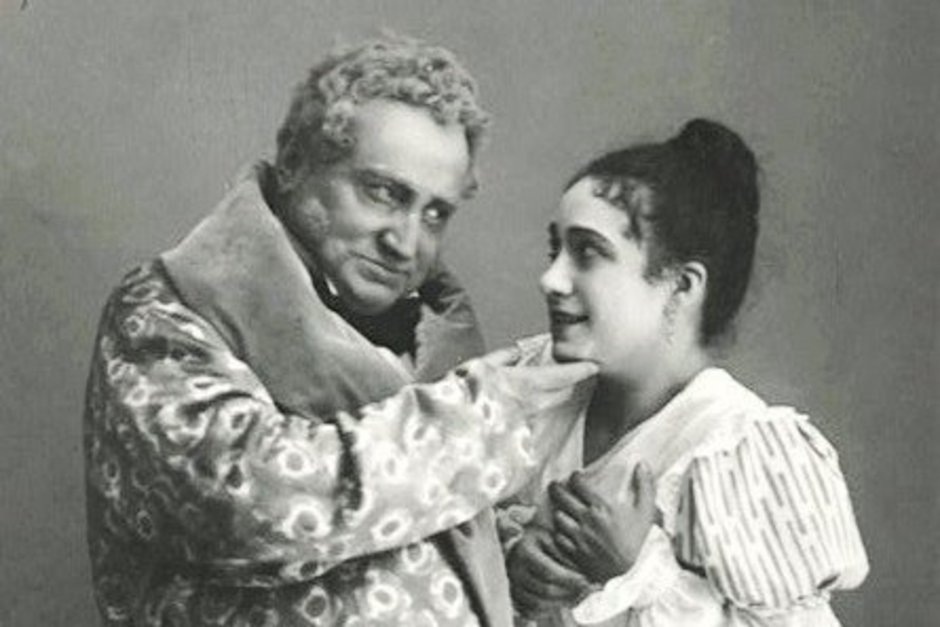    Вера Пашенная в роли Лизы и Александр Южин в роли Фамусова («Горе от ума»). общественное достояние