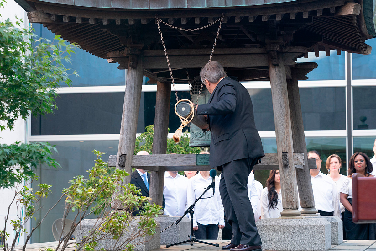 lev radin / Shutterstock / FOTODOM📷Колокол мира в Нью-Йорке