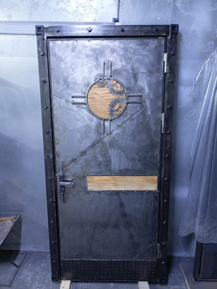 металлическая дверь с элементами стимпанк