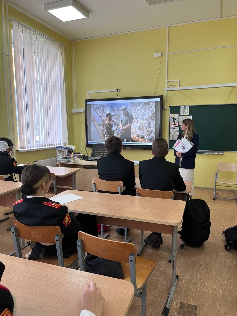 Олеся Валерьевна на уроке «Разговоры о важном» рассказывает о быте участников СВО на фронте 