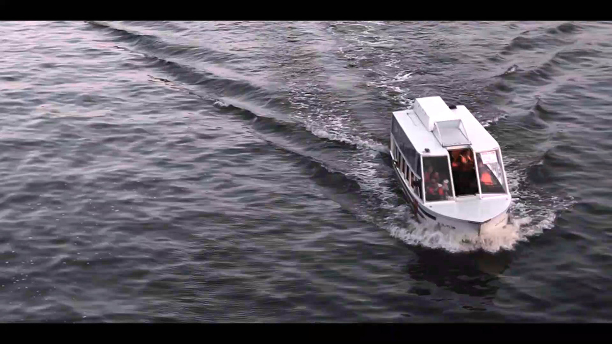 Катер на городском пруду