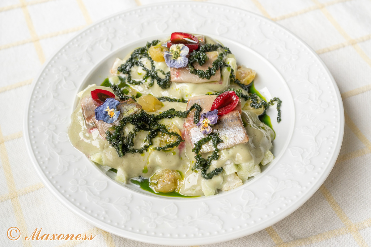 Сельдь с печеным картофелем и маринованным крыжовником