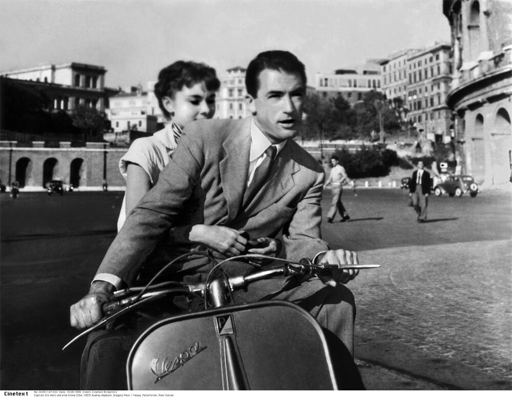    Одри Хепберн и Грегори Пек на мотороллере Vespa в фильме «Римские каникулы». Фото: www.globallookpress.com
