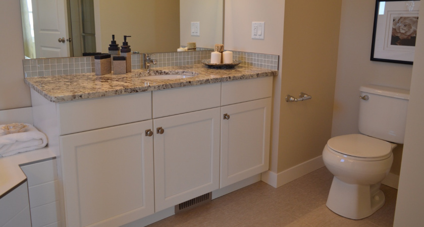    Можно ли смывать волосы в унитаз: 63-летний сантехник удивил ответом