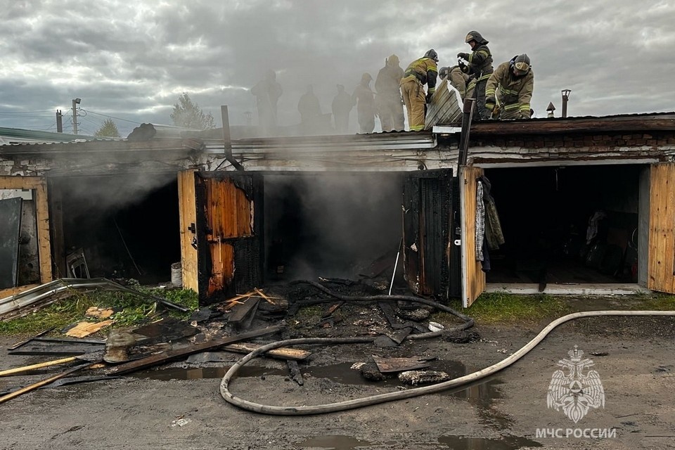    В Лесосибирске ночью из-за печи сгорели четыре гаража. Фото: ГУ МЧС России по Красноярскому краю
