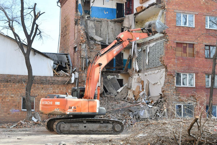 Разбор обрушенной в 2024 году части общежития по ул. Дзержинского, 12 Б в Черногорске. Фото: Госкомитет по ГО, ЧС и ПБ Хакасии
