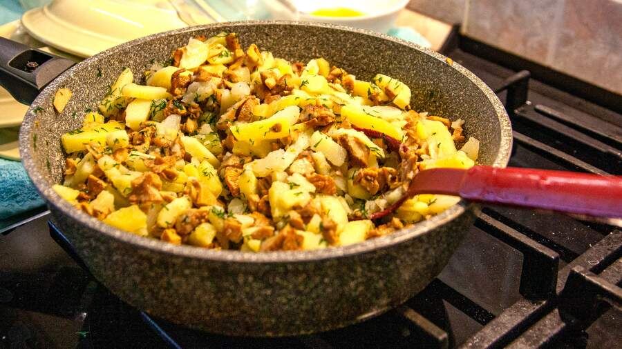 Как правильно жарить картошку с грибами и луком на сковороде: простой рецепт для неземного удовольствия