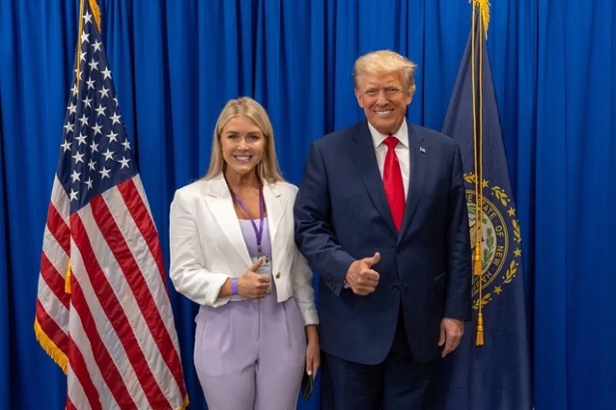    Дональд Трамп и его пресс-секретарь Каролин Левитт.