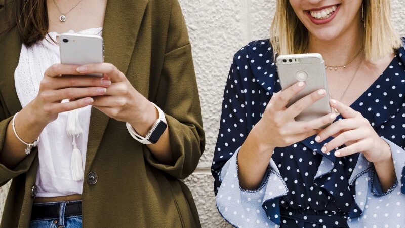     Девушки. Телефоны. Источник фото: ru.freepik.com/автор/freepik