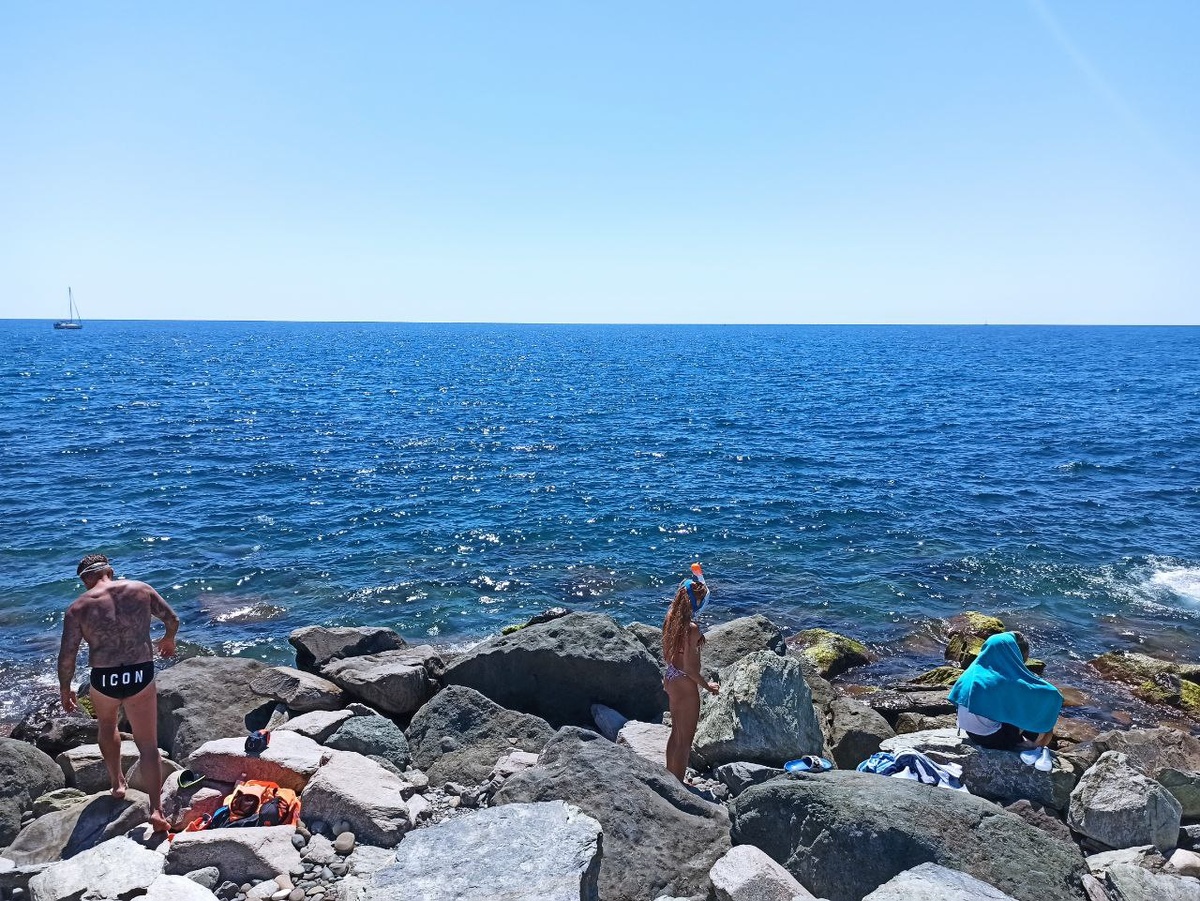 На диком пляже