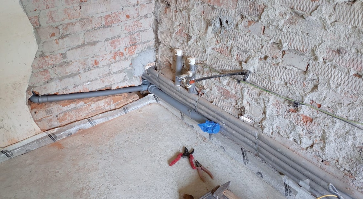 Завёл в ванную