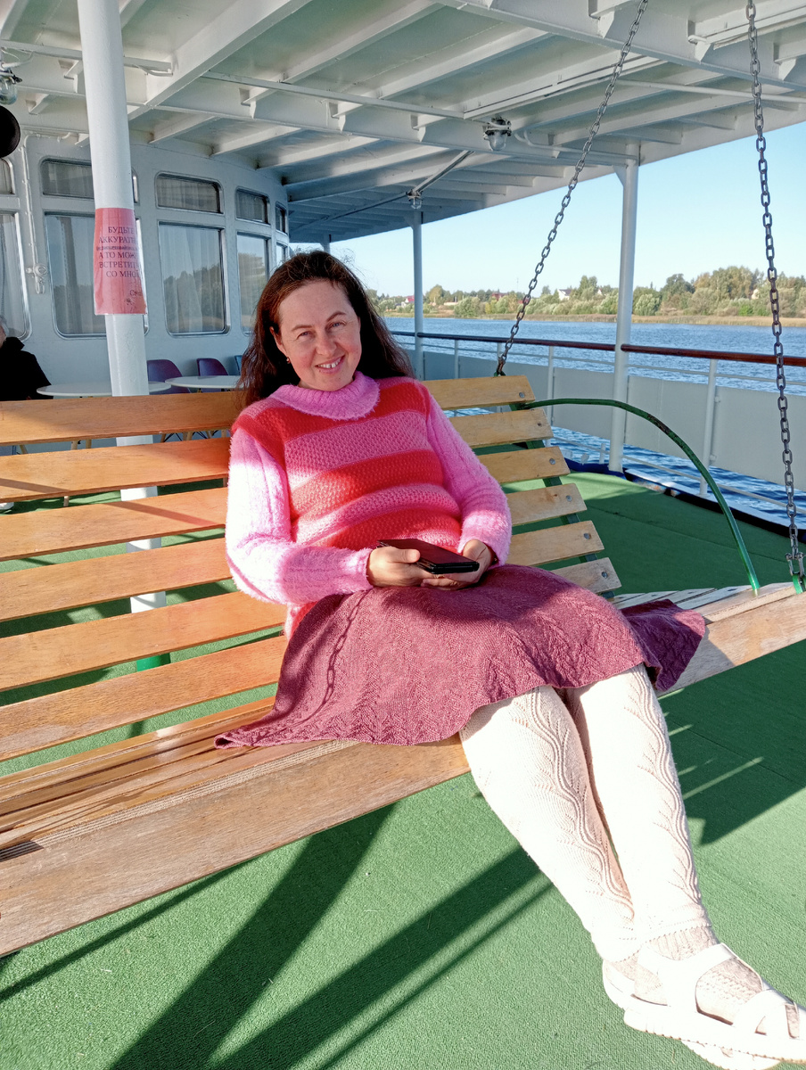 Так приятно покататься на качелях на корме теплохода Федор Панферов