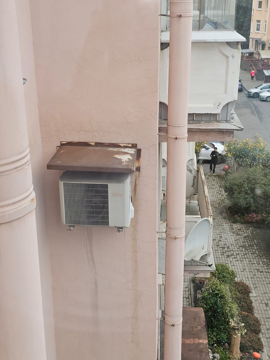 блок кондиционера установлен без видимого слива в канализацию