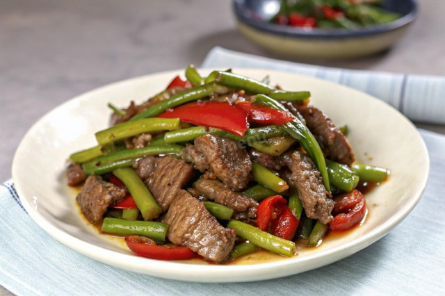 Шикарное блюдо с пикантным вкусом и аппетитным ароматом! Чесночные стрелки с мясом на сковороде - это необычное сочетание привычных продуктов. Свинина обжаривается на сильном огне, что делает его невероятно сочным! Болгарский перец придает приятную сладость, а чесночные стрелки - острую нотку.