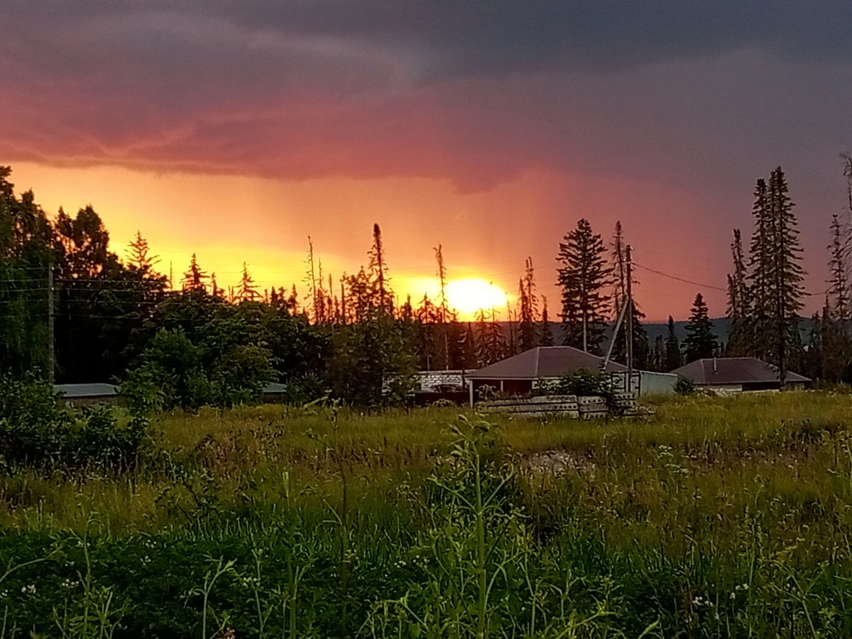 Где-то светит солнце, а где-то льёт дождь. Фото автора.