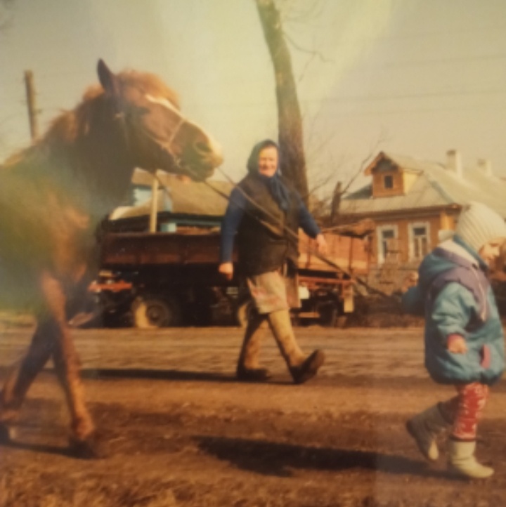 Свекровь , лошадка и моя старшая дочка ,маленькая ещё 😏(фото автора) 
